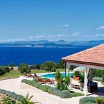 De Pinus * Hvar Town